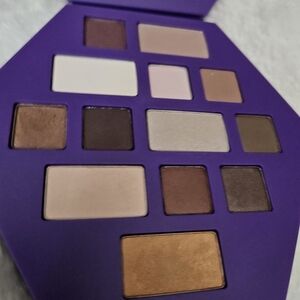 Clinique Limited Edition, All About     Shadow Palette. 13 Neutral colors
